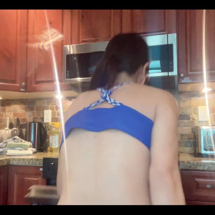 sweethanajapanese: Pantat bahenol cewek seksi ini di dapur