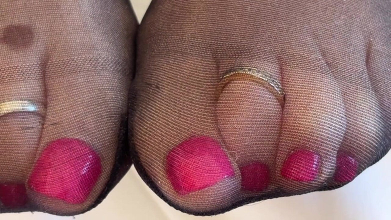 Mr MF: Nyonya dewasa feet menggoda kalian semua dengan jari kakinya yang...