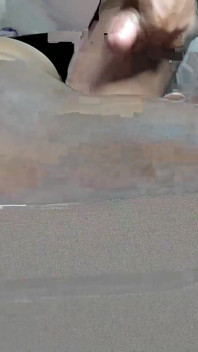 복면을 쓴 아프리카 게이샤가 흑인 대물 자지를 빨고 그를 잘 빨아 그는 두 번 사정해