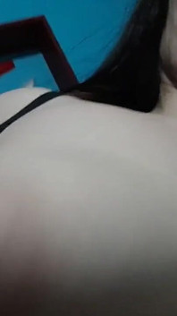 Awek Giantess seksi bermain dengan teteknya