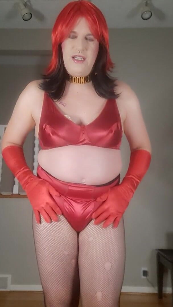 Victoria Lecherri: Pelacur satin merah awak untuk satu malam!