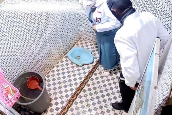 Jamsen: Šukání na záchodě zezadu