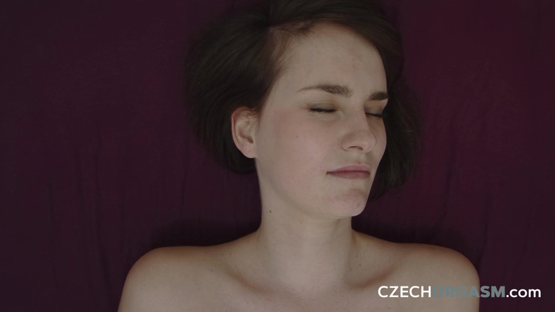 Czech Orgasm: Český orgasmus 114 BDSM hrátky - amatérská subka si užívá bičování, fisting...