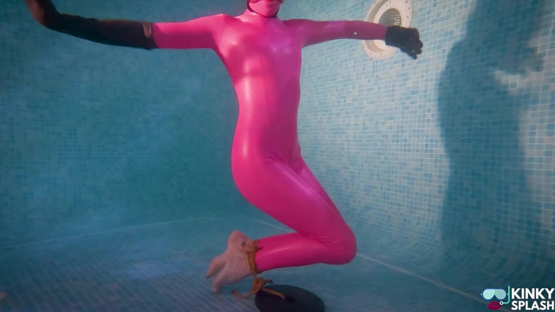 UKCuteGirl Lucy Lauren: Hooded Latex Slave Weighted Underwater Control
