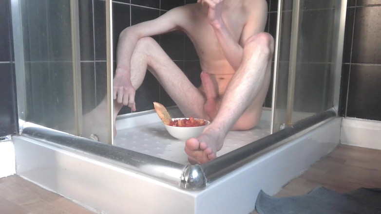 Forest Boi: 바닥에서 음식을 먹는 트윈크