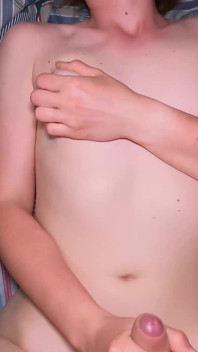 18-letnia przyrodnia siostra dostaje spermę na swoich małych piersiach!
