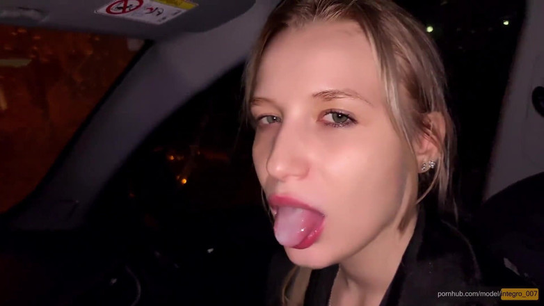 Stacy Starando: Adik tiriku lagi-lagi ditawarin nyepong kontolku di dalam mobil, aku...