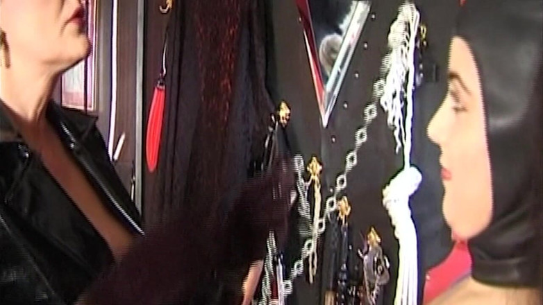 Erotic Club: Pizdă umedă cu piercing umplută cu mărgele în ritual