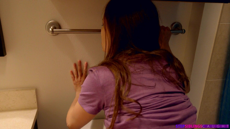 StepSiblings Caught: Demi-frère pervers - S8 : E10