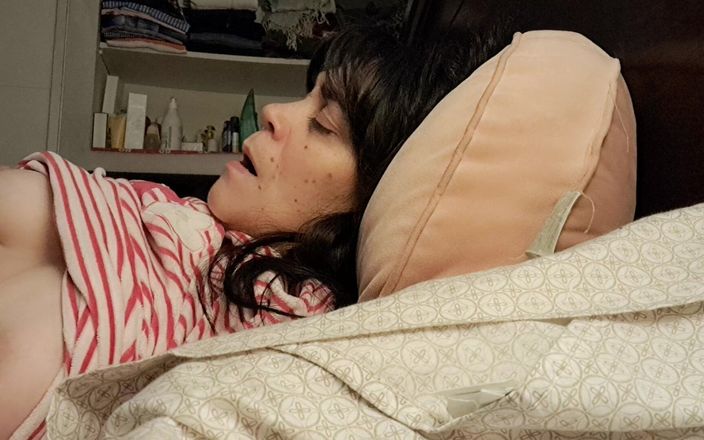Mommy big hairy pussy: それが夢で現実だったと想像する継母は、継息子が大きな欲望で彼女をファックします