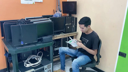 ANDREINA: 我在继父的工作中和他一起玩耍，直到他最后操我，我从他身上拉奶。