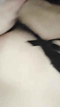 Demoliendo sus hermosas tetas, con tijeras y más