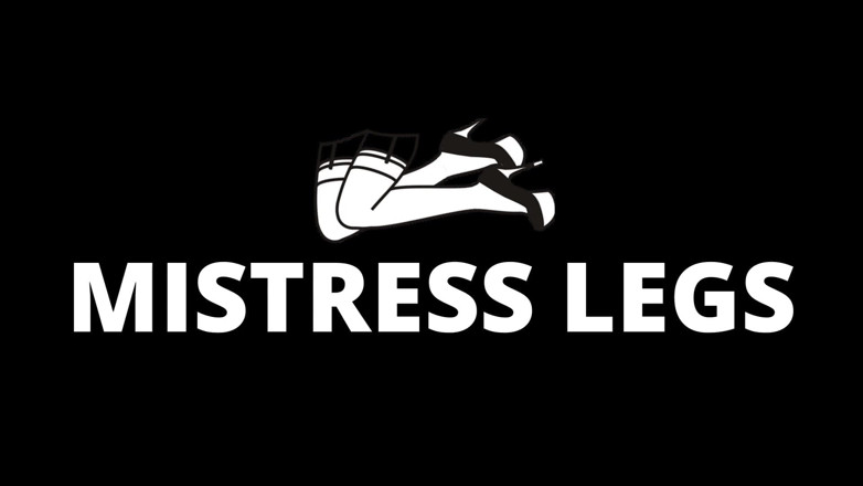 Mistress Legs: Les jambes d'une maîtresse dans des chaussettes en nylon blanches...