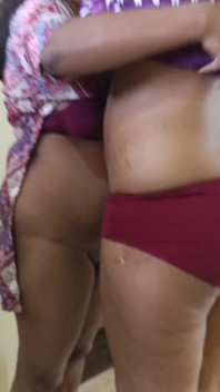 Surori drăguțe care se bucură de romantism lesbian