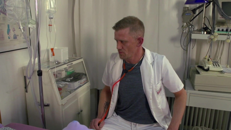 MMV German Kink: Si rambut coklat bertatu dikongkek di pejabat doktor