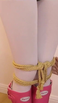 เสื้อกันฝนไหมสีขาวพันด้วยเทปพันธนาการ ตอนที่ 1