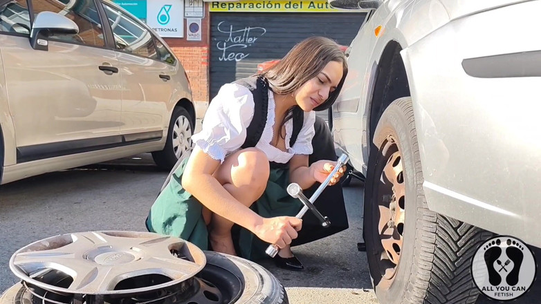 All You Can Fetish: Dirndl la troia si sporca e oleata cambiando pneumatici
