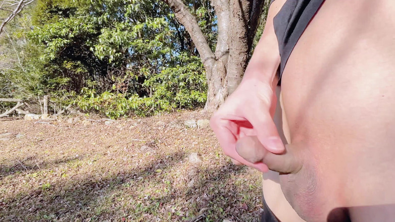 hueikun: Szczupły, nieobrzezany chłopiec odsłania penisa na zewnątrz, masturbuje się tam...