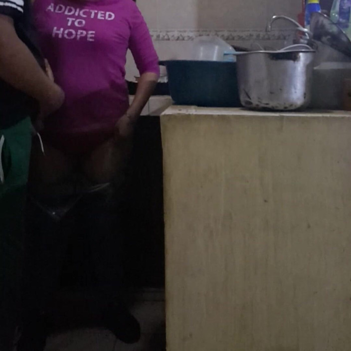 Eatrella j: Servitoare futută când spălam vasele, aproape că am fost prinși...