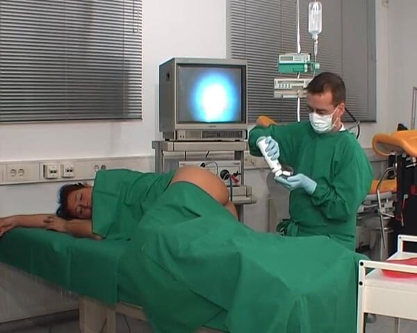 Rubber & Clinic Studio - 1ATOYS: Gynekologický fetiš - kolonoskopická anální prohlídka