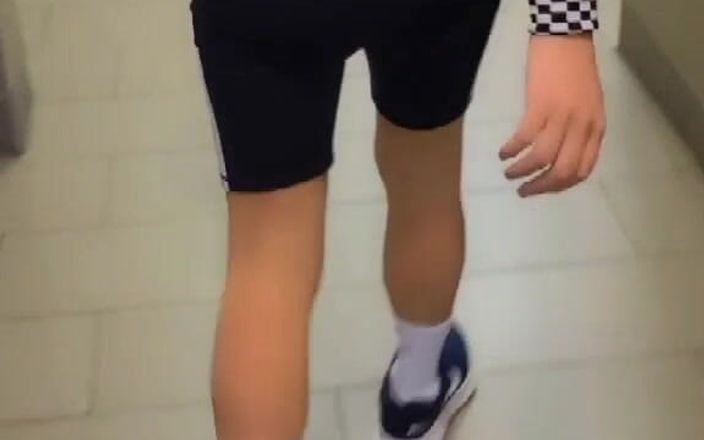 Kinkytwinkpamps: Femboyはモールで浣腸の上にヨガショーツを着ています