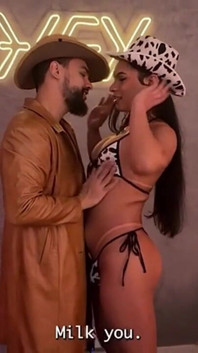 Hermosa trans follando con vaquero