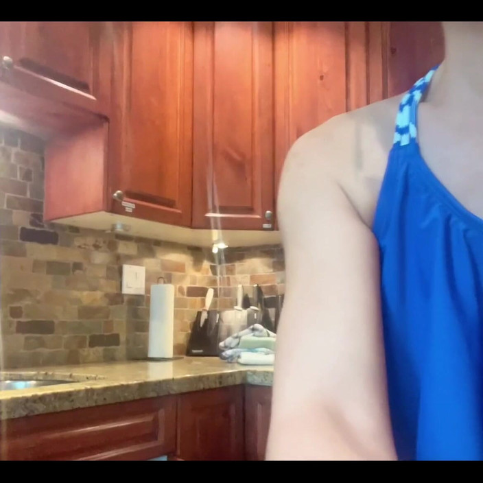 sweethanajapanese: मैं किचन की सफाई करती हूं सेक्सी