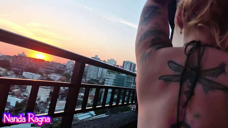 nandaragna: La bionda sexy si è fatta scopare sul balcone guardando un...