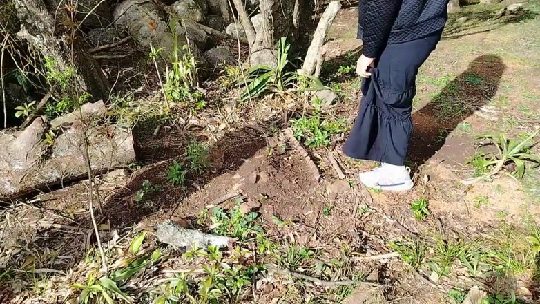 Priscila: 2 ragazze calde si mostrano sulla strada in un giardino !!...