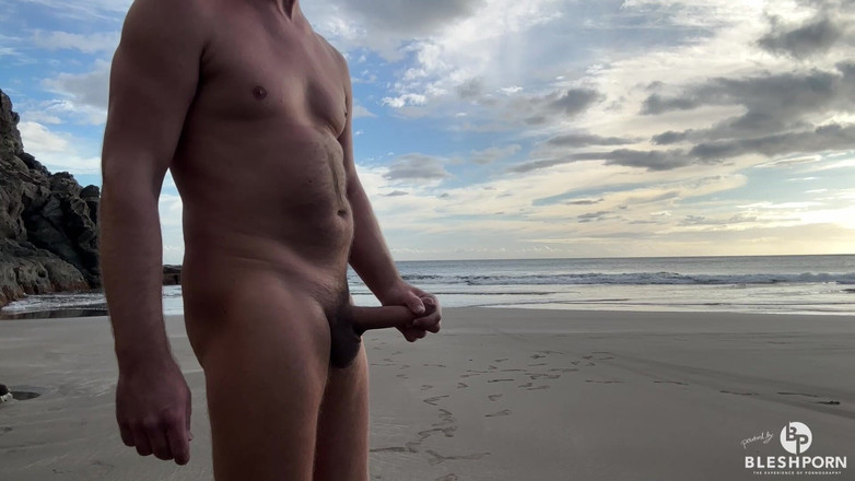 bleshporn: Tim Blesh abspritzen im freien am strand