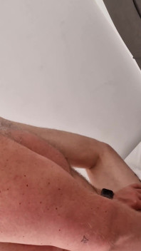 Oso peludo me folla el culo y la boca con su polla gorda (parte 2)