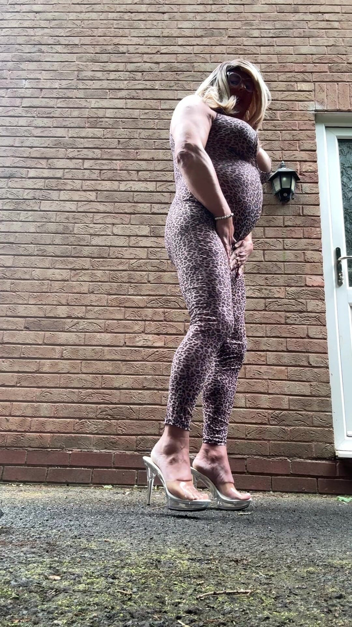 Kellycd2022: Sexy Crossdresser Kellycd2022 en catsuit y tacones con estampado de...