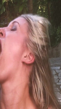 Scène de jardin sexuel 3 blondes à gros cul en lingerie se tape deux bites dans un trio et un facial