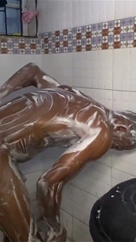 목욕하는 동안 이웃에게 몰래 찍히다
