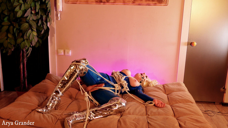 Arya Grander: Latex-bondage-flucht, sexy MILF in gummi unterwürfig mit würge