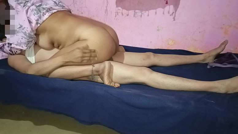 Kavita69: Indische Bhabhi-vrouw masturbeerde haar man en gaf plezier aan hem