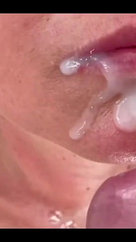 Leche dentro y en mi boca y cara