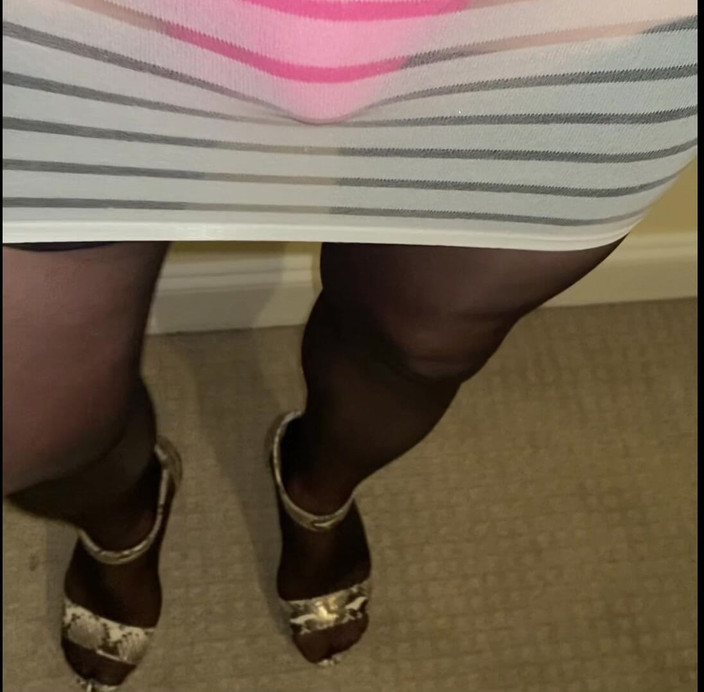 MadisonCD2025: Il travestito si ostenta camminando in gonne e vestiti corti,...