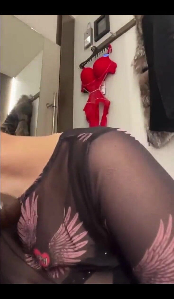 JuiceLussie: 탈의실에서 펠라