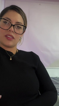 Me Follo a La MILF De Su Vecina Y a Su Hijastra
