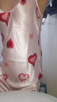 Piacere di sborra con adorabile lingerie in raso