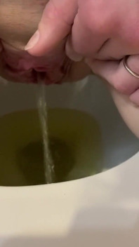 Ella hace pis en el baño hermosa lluvia dorada en el baño