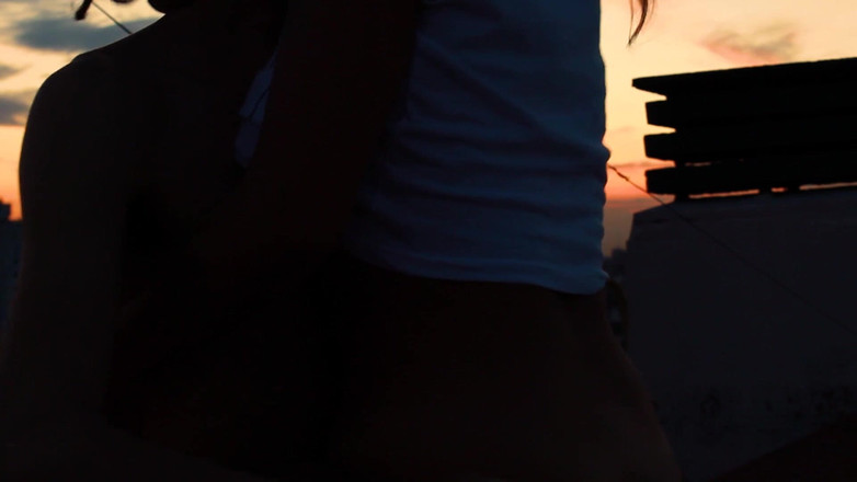 YeahHanna: Rychle ošukám svou přítelkyni na střeše vysoké školy