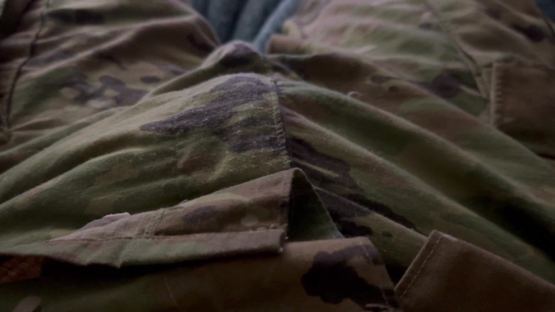 Gay Soldier Stuff: Солдат армії США дрочить у формі і демонструє свої чоботи