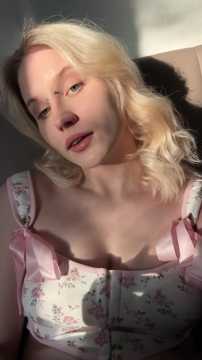 MertyXXX: Hút thuốc trên giường