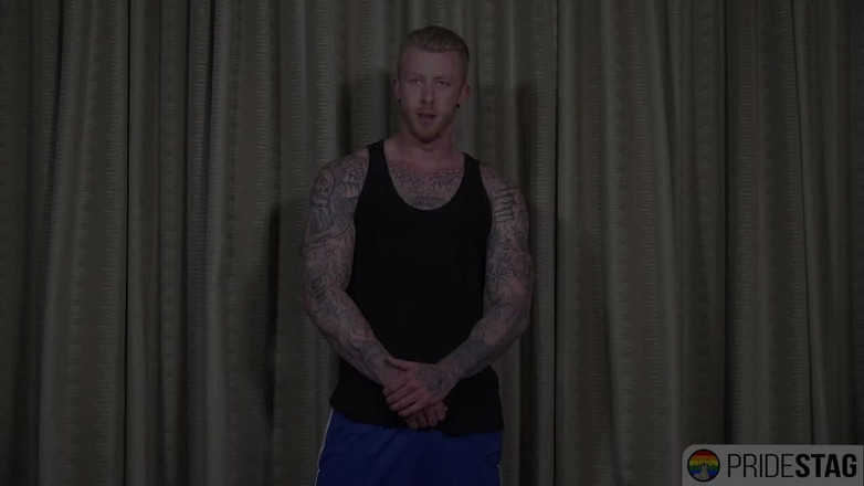 HomoStag: Sarışın kızıl saçlı heteroseksüel vücut geliştirmeci büyük yarağını mastürbasyon yapmadan önce...