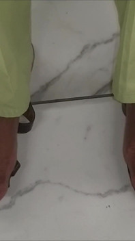 Les longs ongles nus de l’infirmière Jasmine Doe aux pieds puants et sexy après le travail