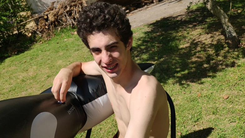 Floatie Boy: ชายหล่อเป่าลมวาฬเป่าลมใกล้สระว่ายน้ําด้านนอก