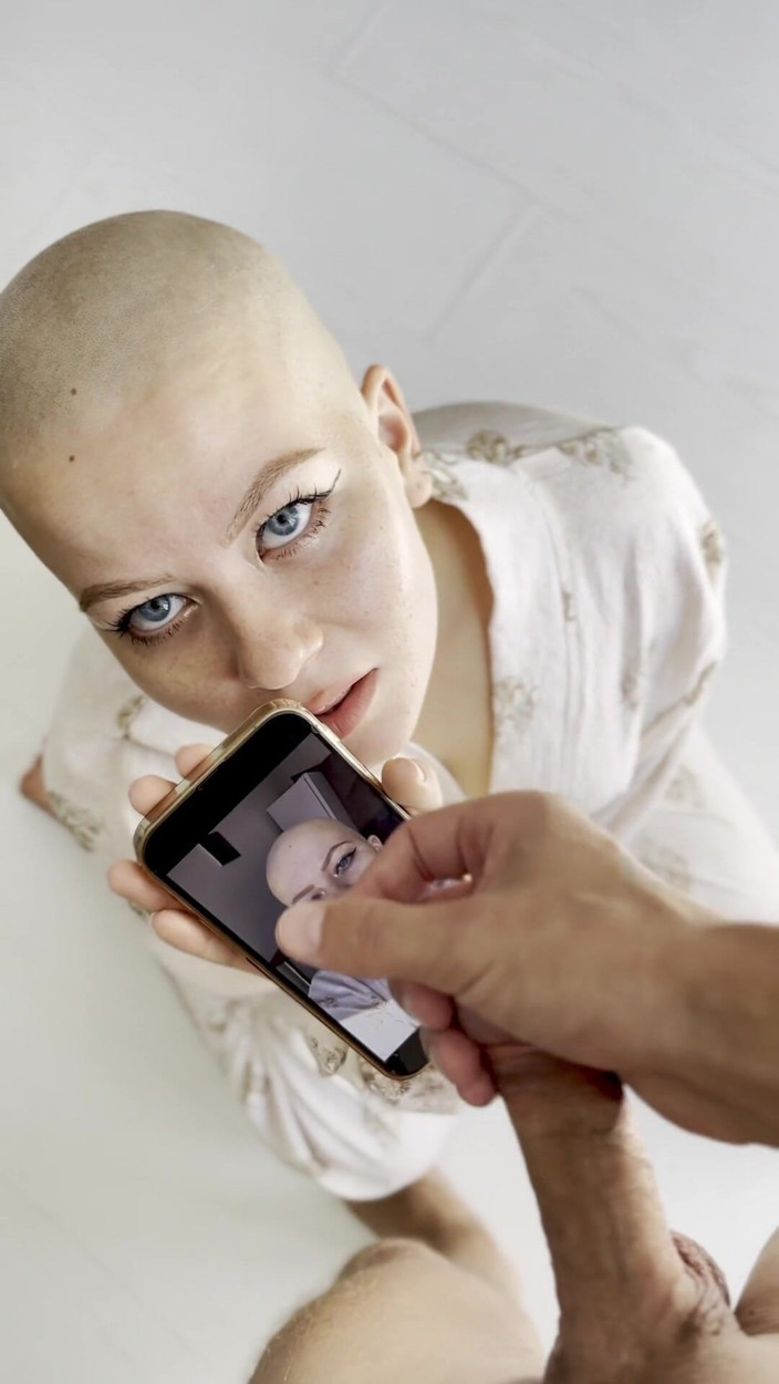Vilu_and_Mi: Cumtribute, une fille chauve nettoie son téléphone après