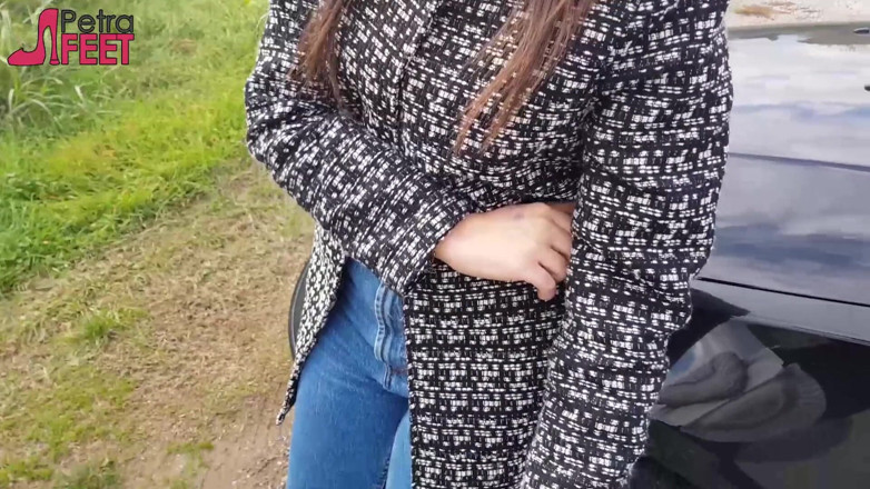 Smokin Fetish: În aer liber fumând trabuc de la o brunetă sexy